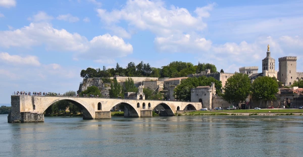 Porte du Rhône and the Châtelet: The Comparison-Pair