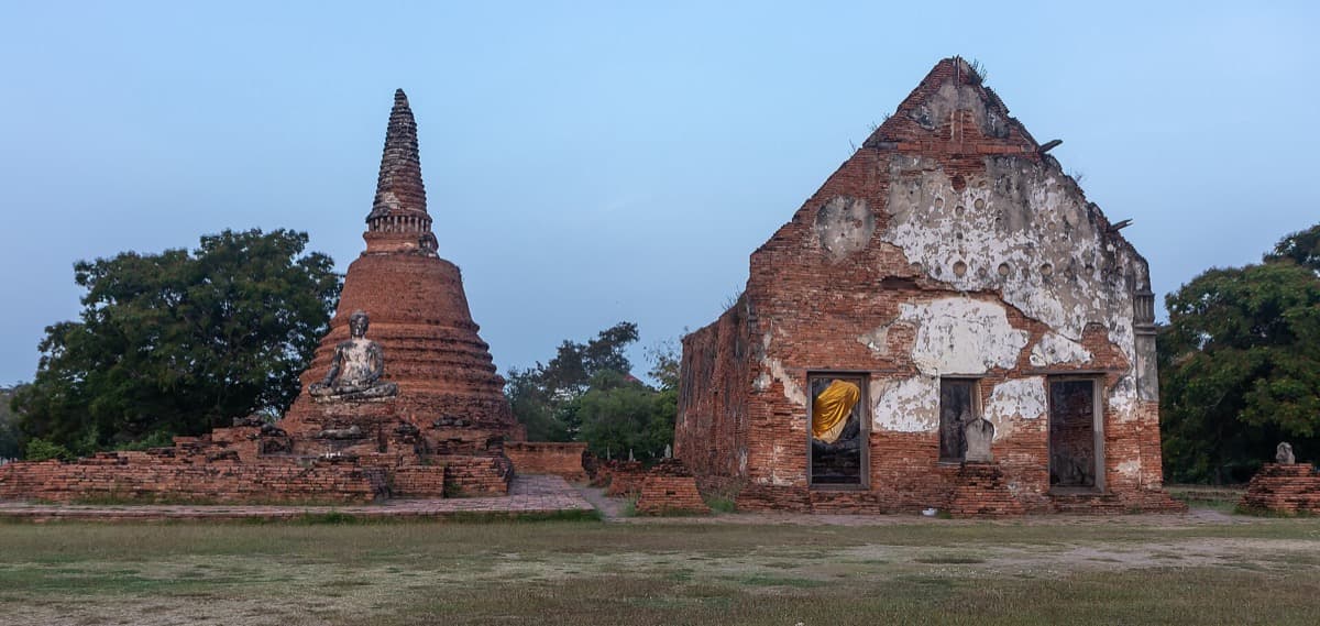 Wat Worachettharam: The Bell in the Grammar