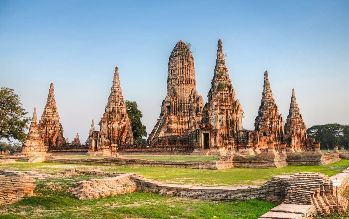 Wat Chaiwatthanaram Riverside: The Silhouette Resolves