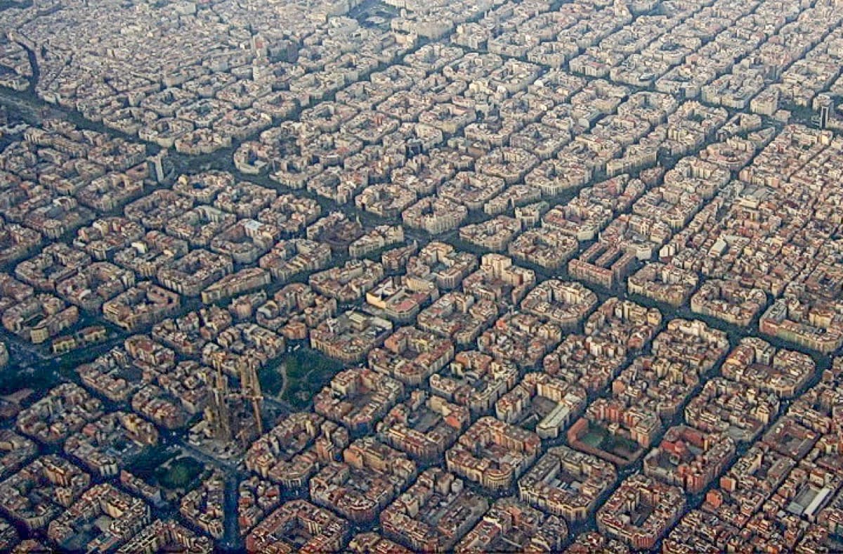 Passeig de Gràcia at Provença: The Chamfer at Canonical Scale