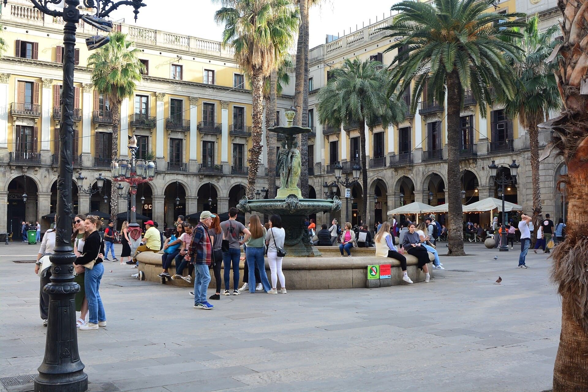 Plaça Reial: Gaudí's Lampposts