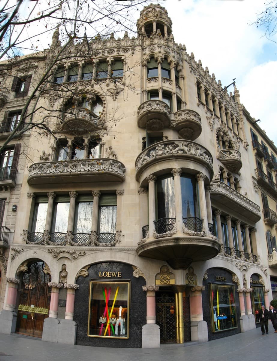 Casa Lleó-Morera: The Canonical Team Building