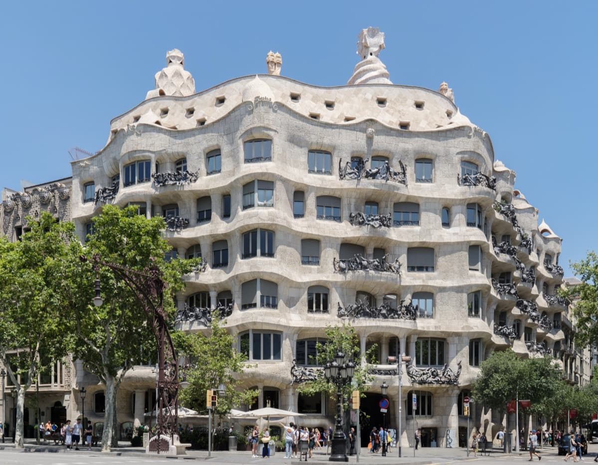 Casa Milà / La Pedrera: The Skin That Holds Itself Up