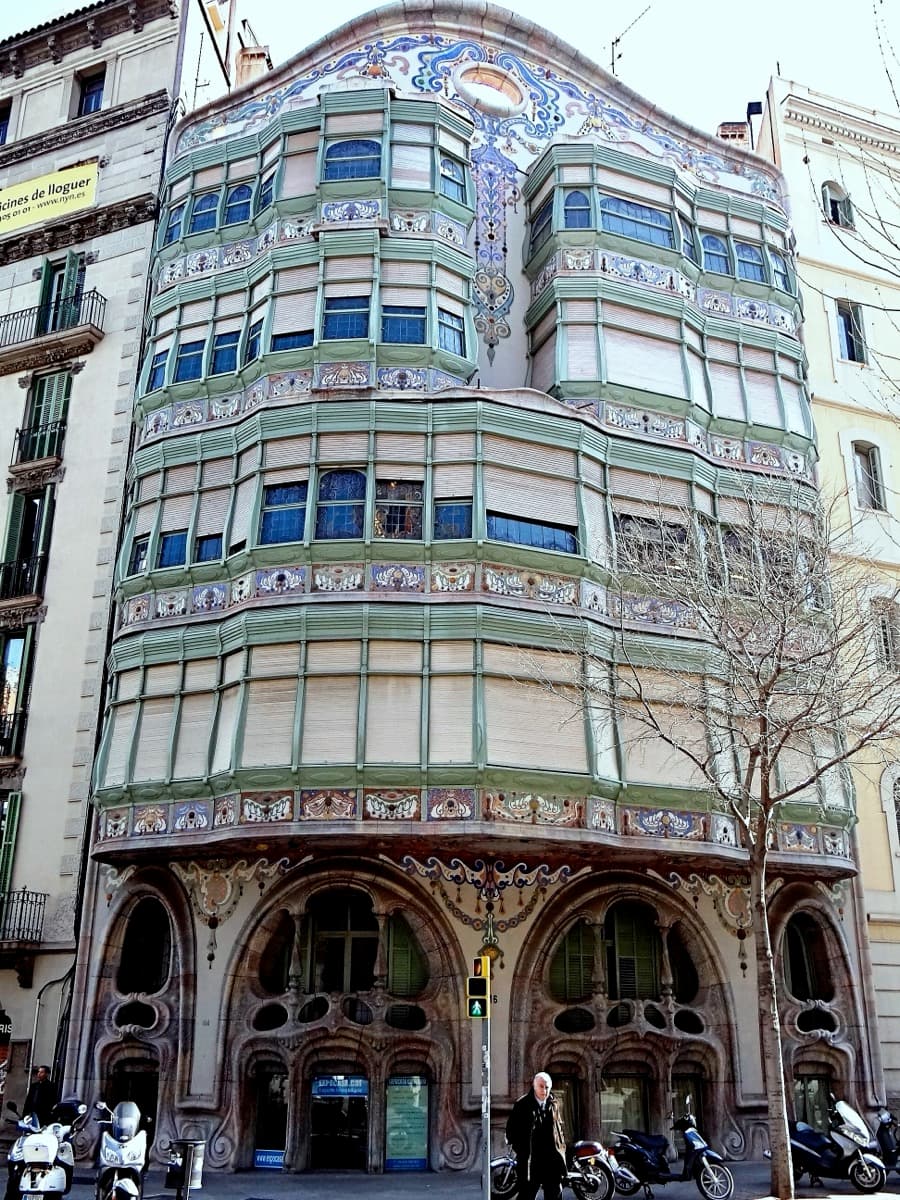Casa Comalat: The Grammar Inherited