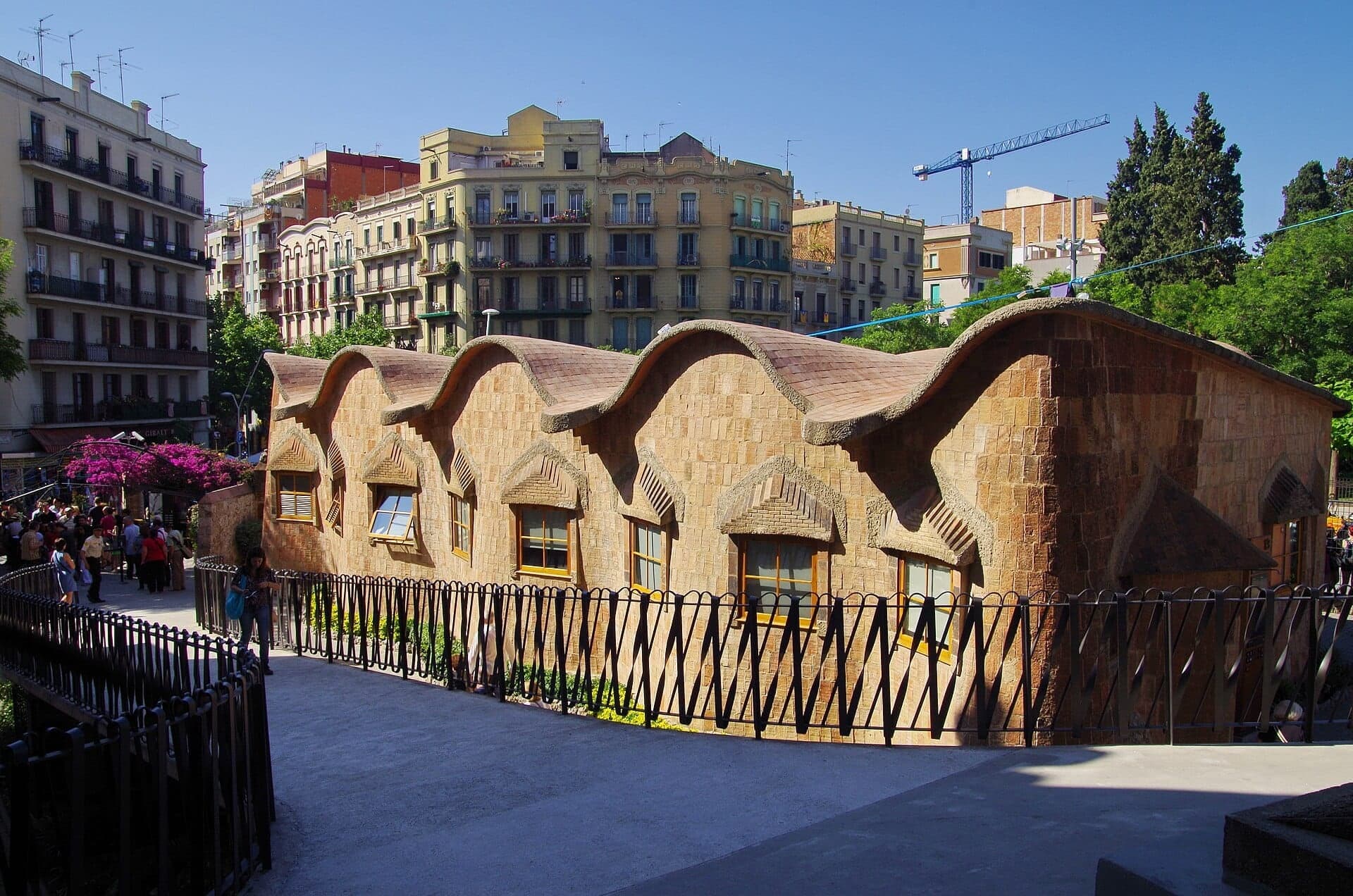 Sagrada Família Schools: A Roof of Straight Lines