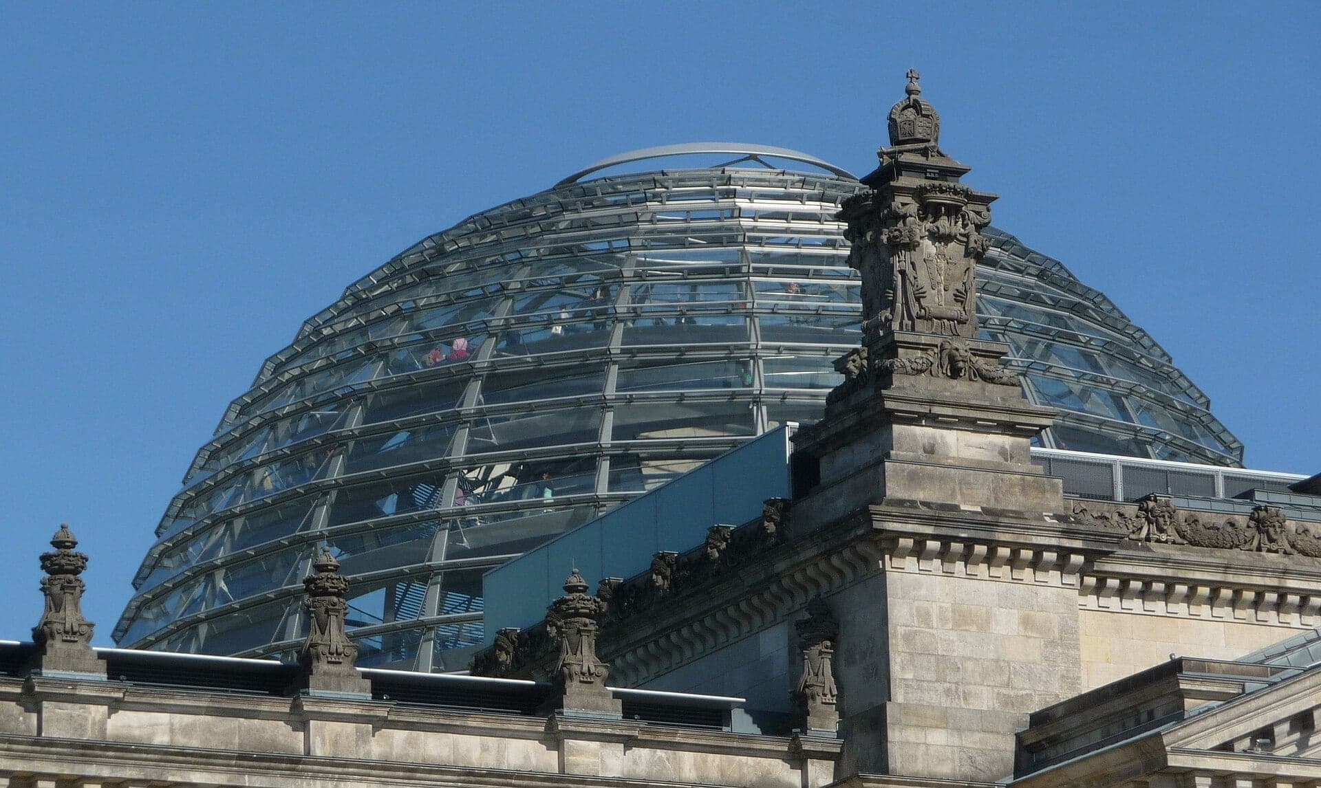 Reichstag and Band des Bundes: Crowned in Glass