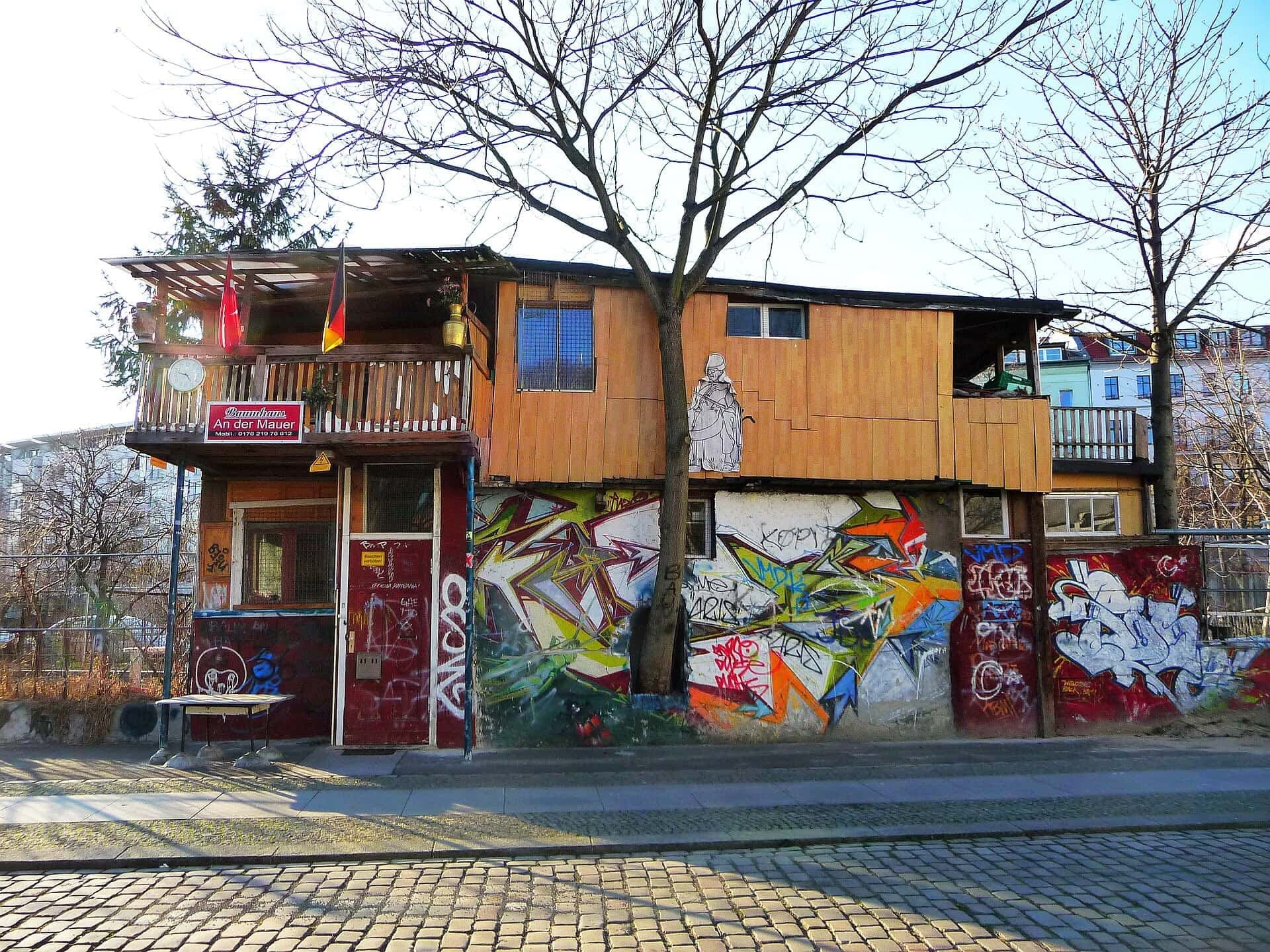 Baumhaus an der Mauer: A Garden in No Man's Land