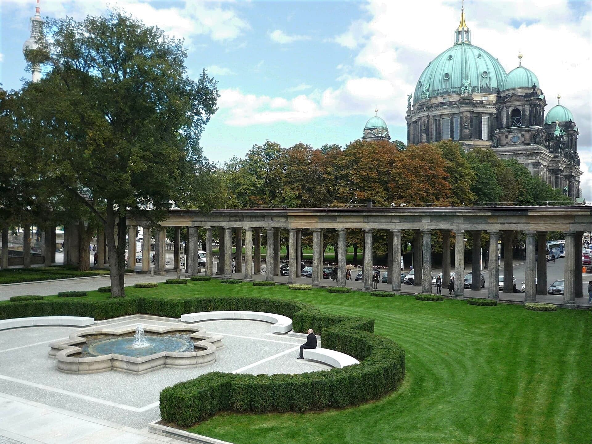 Kolonnadenhof: The Repairs Left Showing