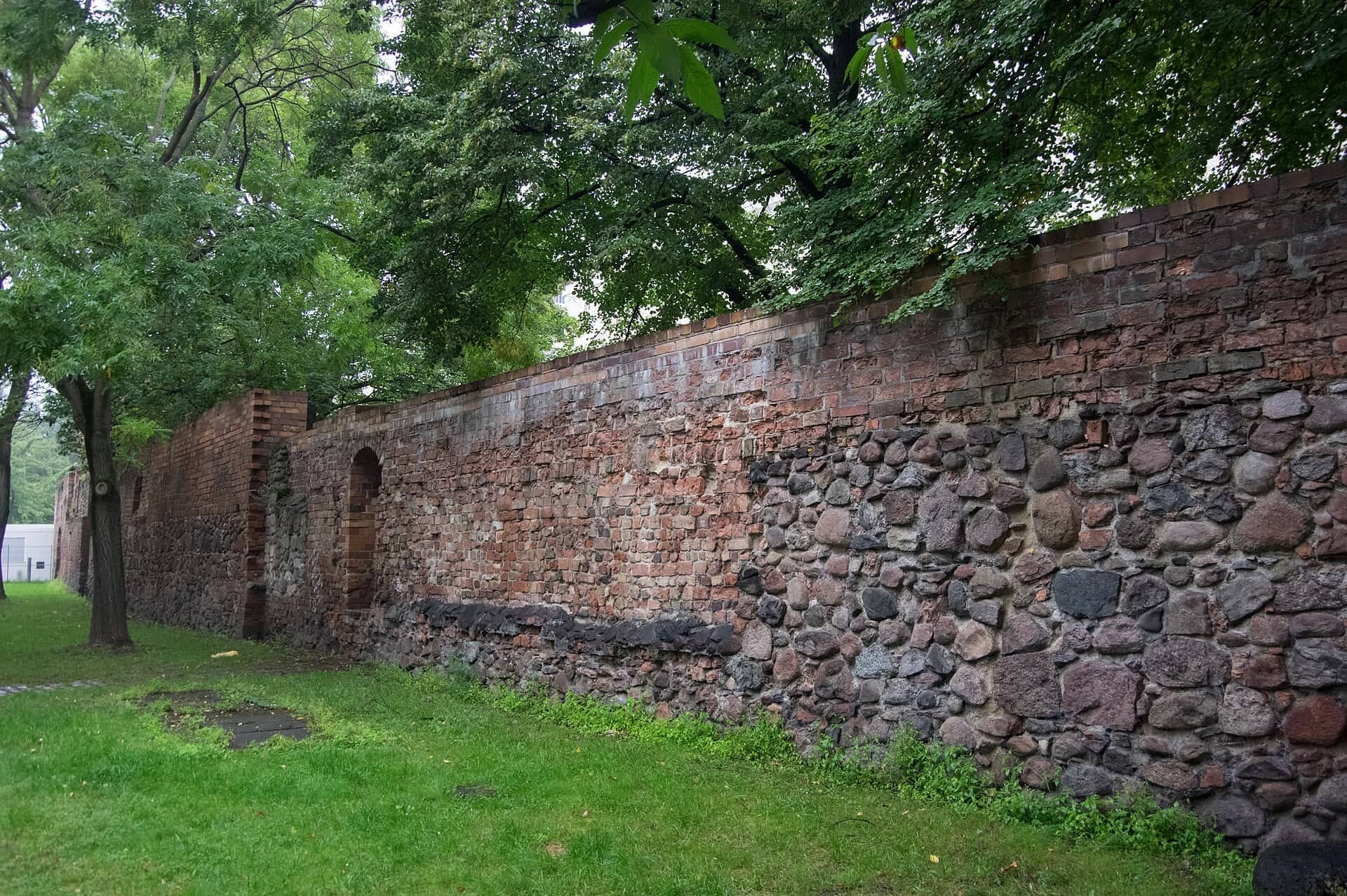 Town Wall on Waisenstrasse: Kept by the Houses