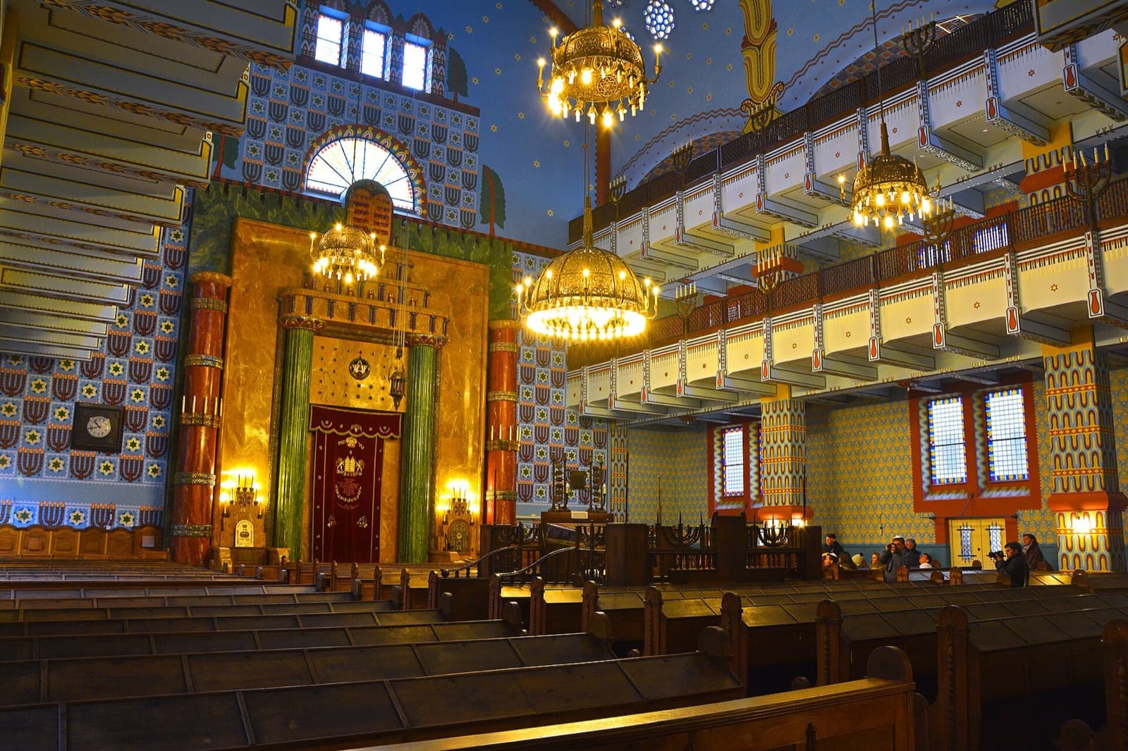 The Kazinczy Street Orthodox Synagogue: The Living Community