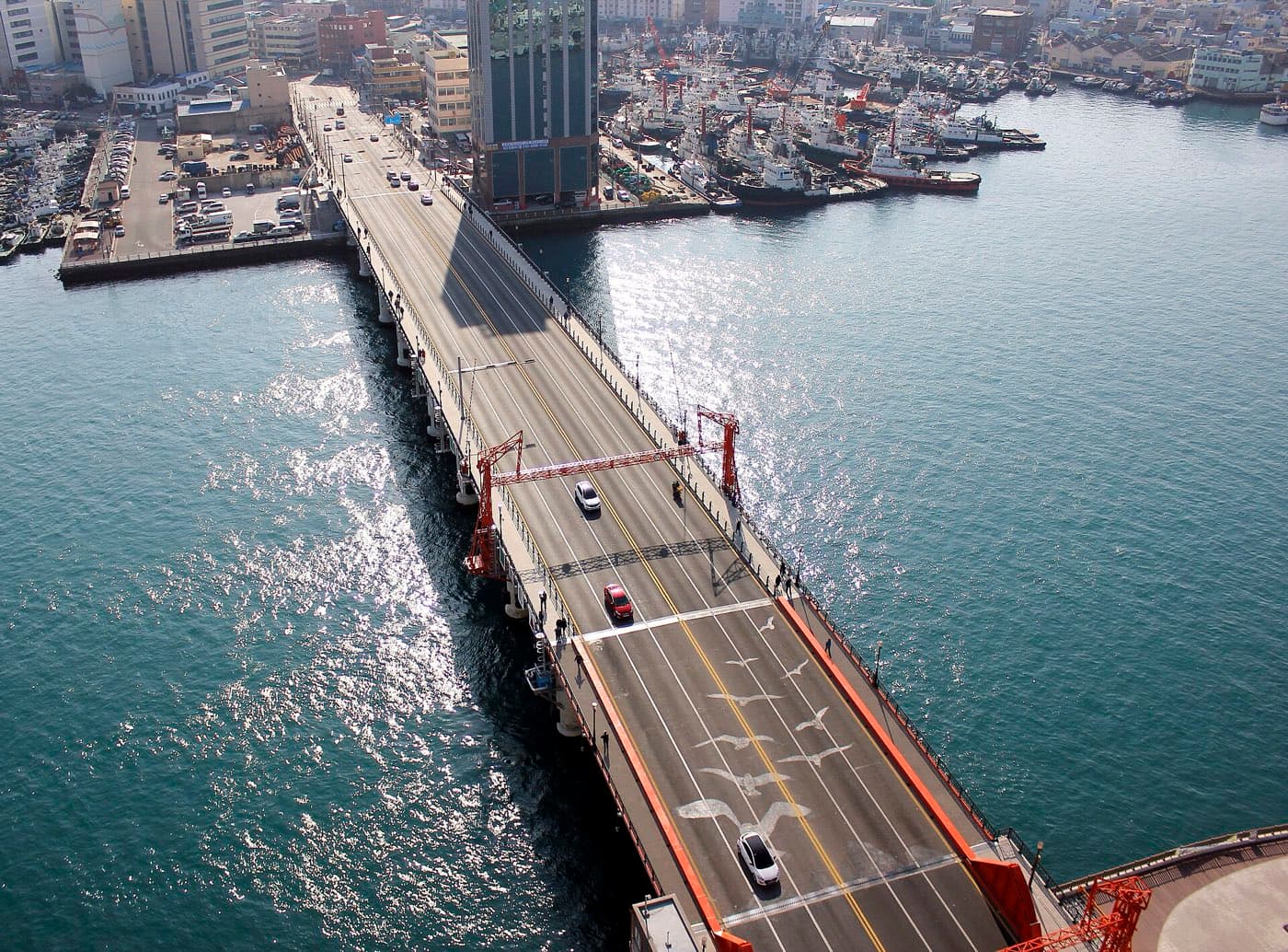 Yeongdo Bridge: Korea's First Drawbridge and the Railing Where Families Waited