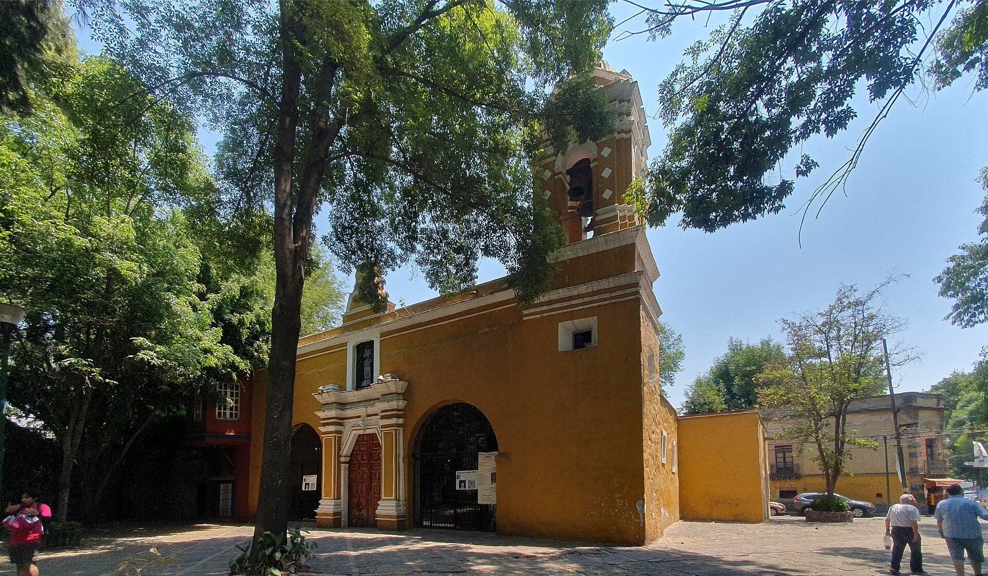 Plaza Santa Catarina: A Chapel Built Open to the Air