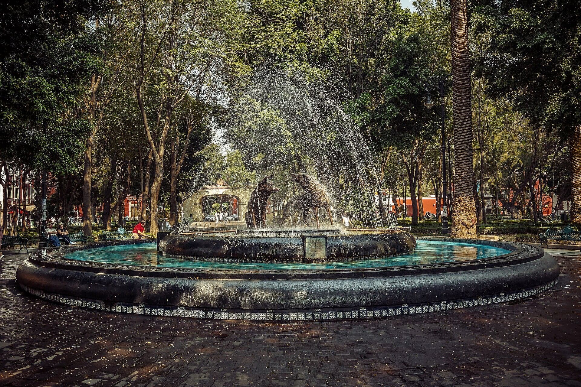 Jardín Centenario: The Churchyard a President Tore Open