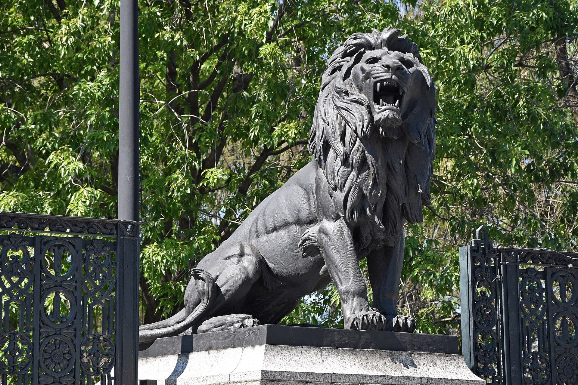 Puerta de los Leones: Lions Made for a Parliament