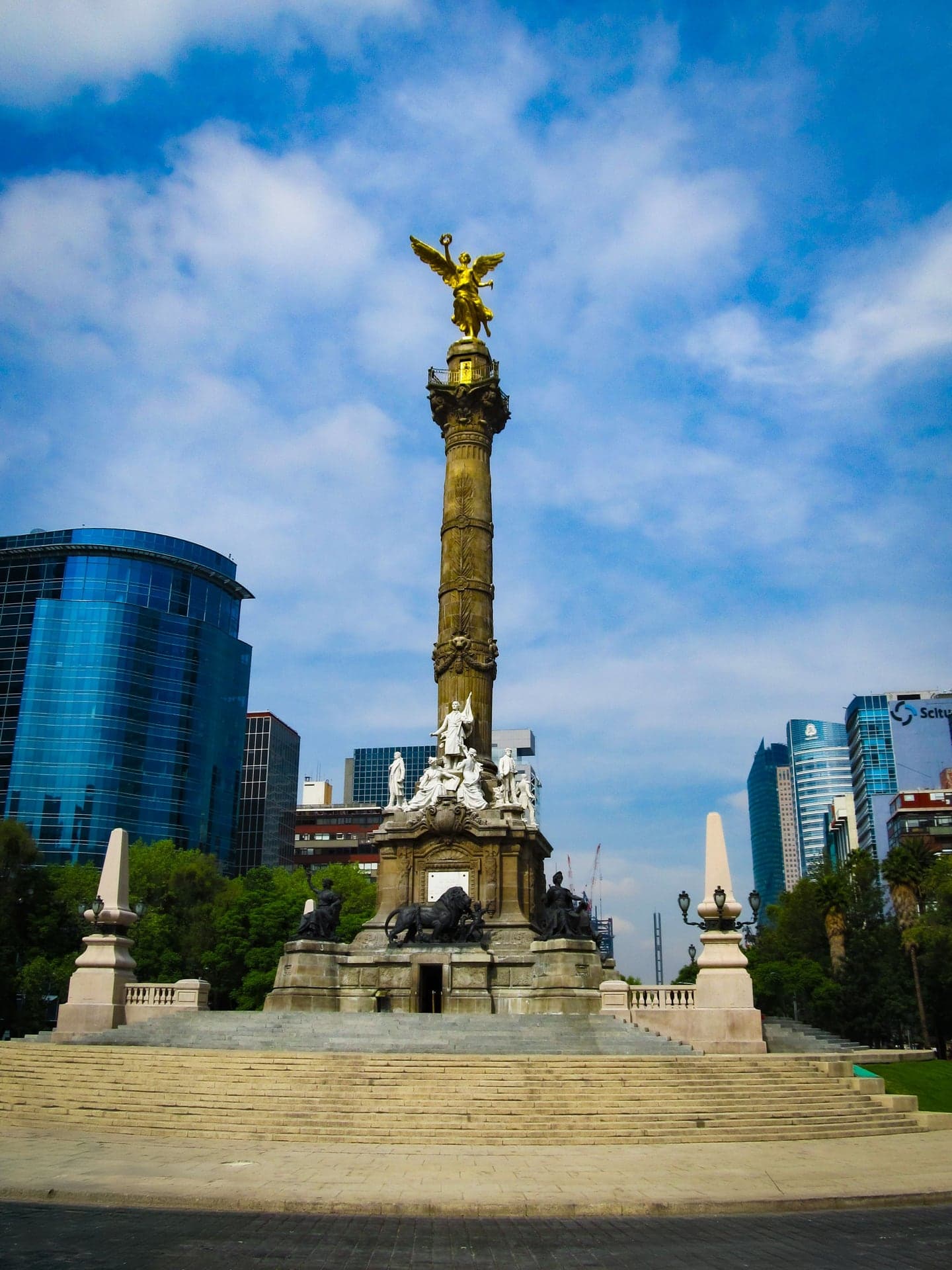 Ángel de la Independencia: Fourteen Extra Steps