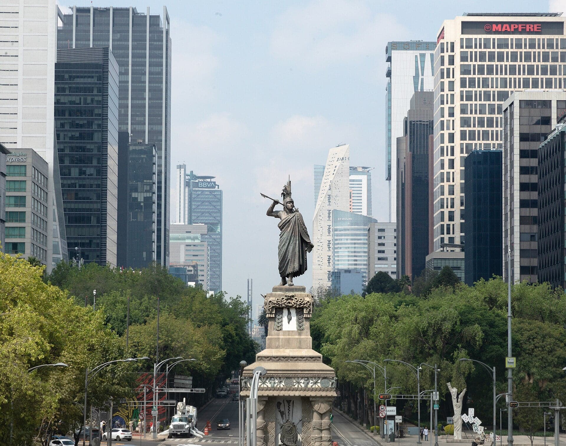 Monumento a Cuauhtémoc: The Last Aztec Ruler in Bronze