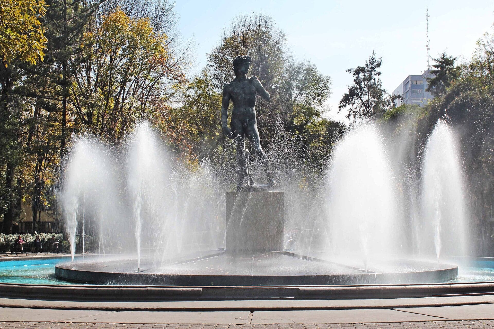 Plaza Río de Janeiro: The David and the Witches' House