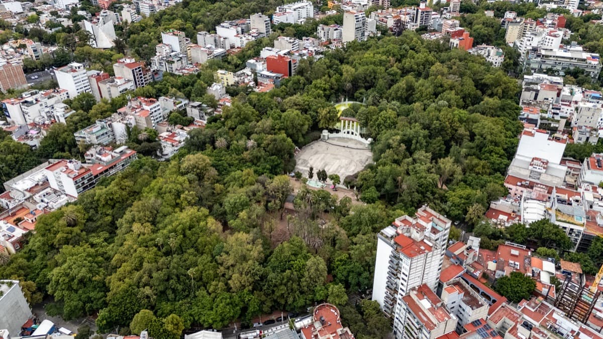 Parque Mรฉxico: The Art Deco Park That Was a Racetrack, a Diplomatic Stunt, and a Yiddish Commons