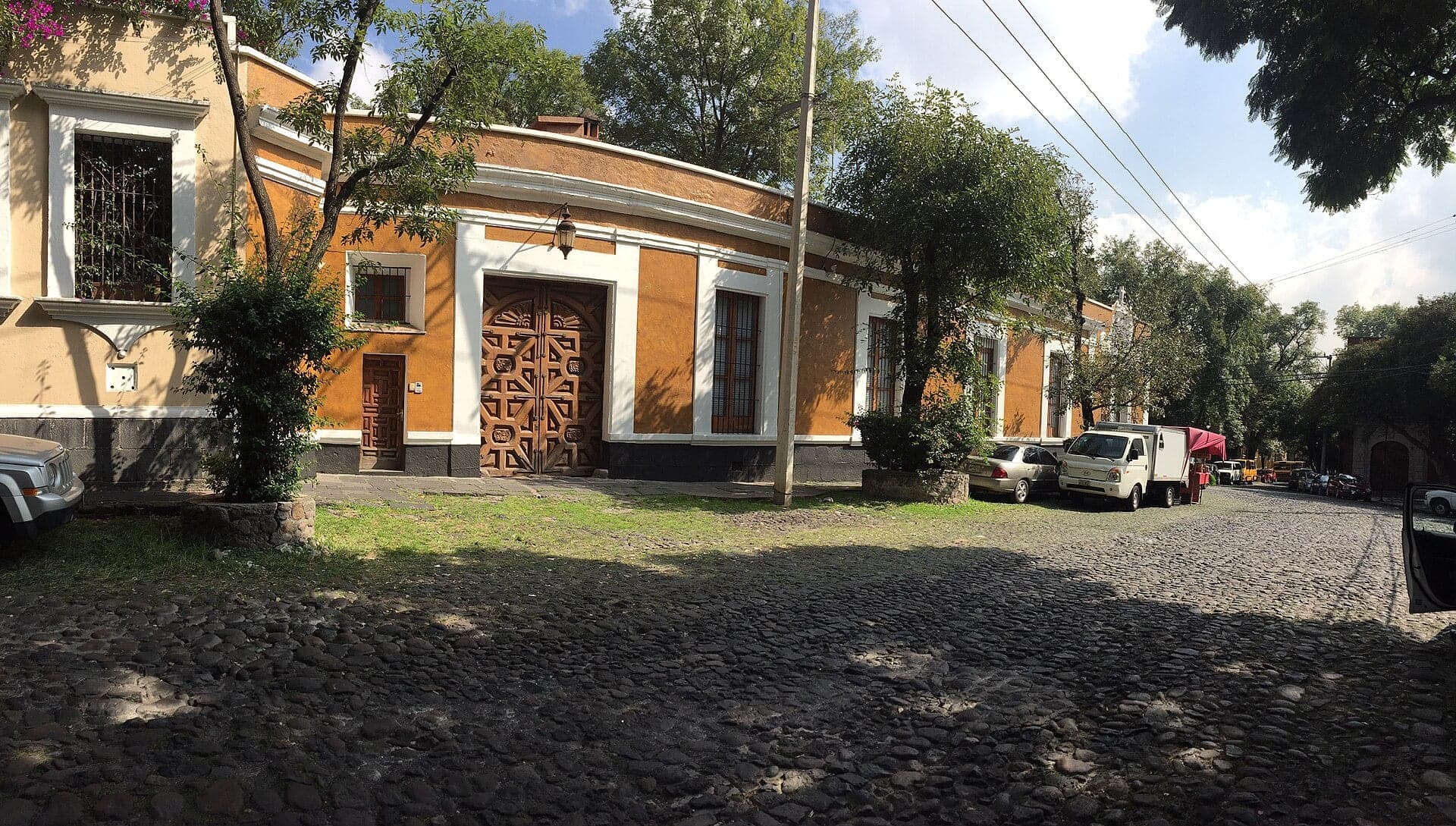 Calle Reina: Walls Around Hidden Gardens