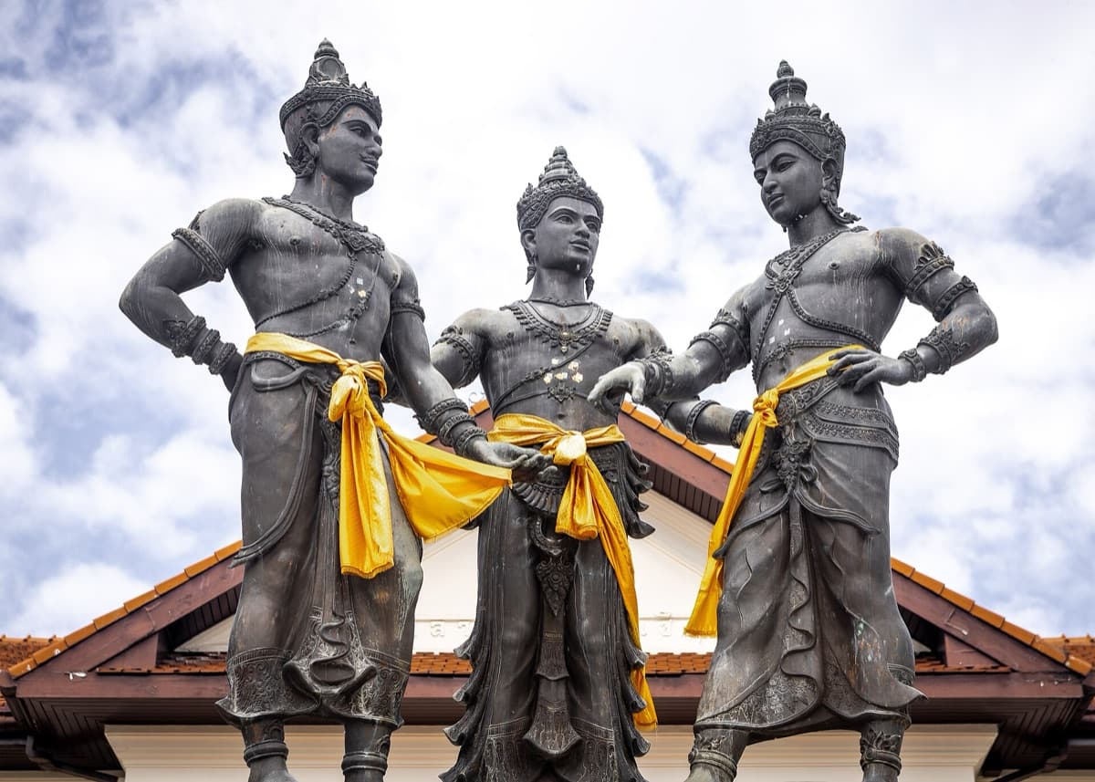Three Kings Monument: the founding legend in bronze
