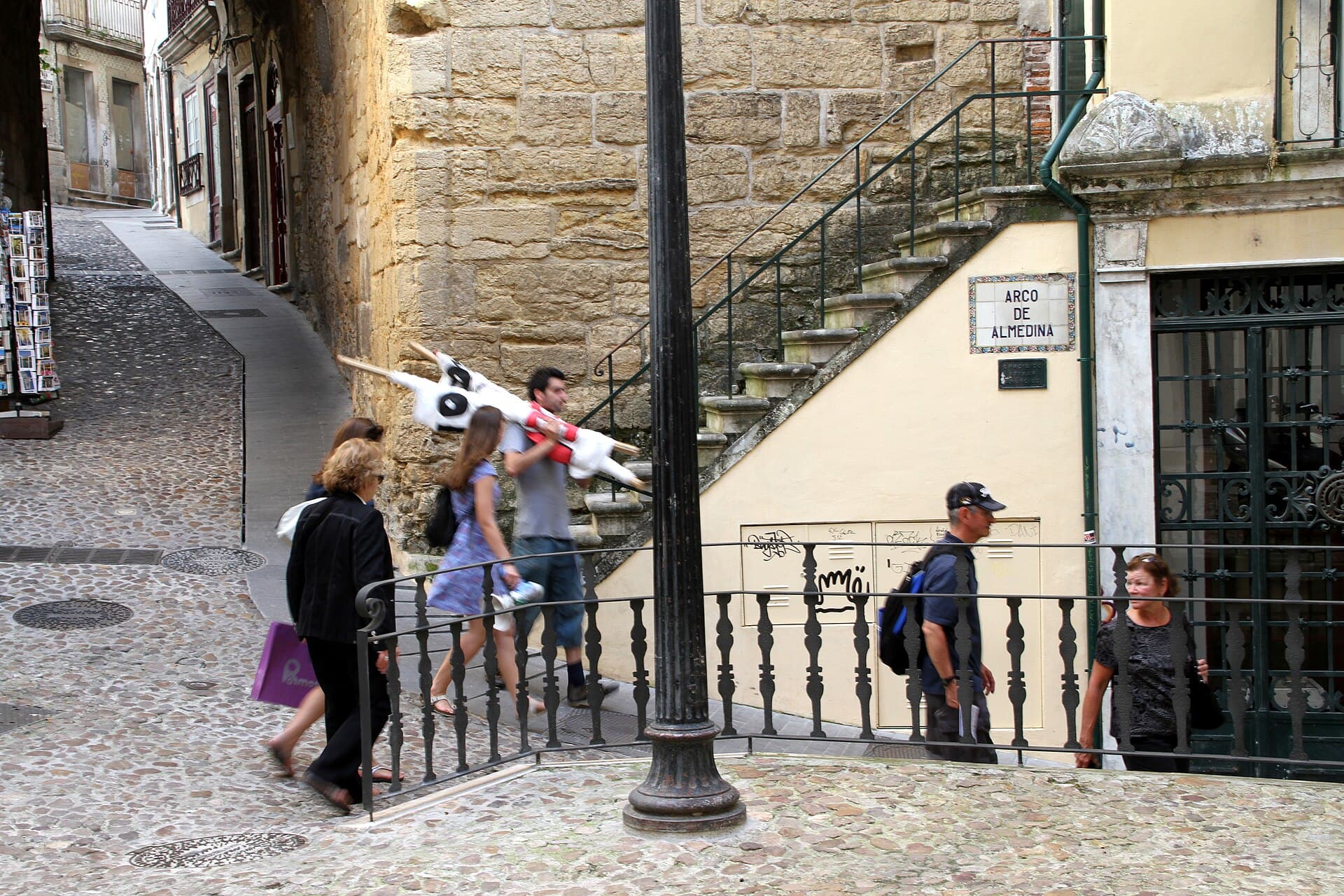 Arco de Almedina: The Threshold Gate