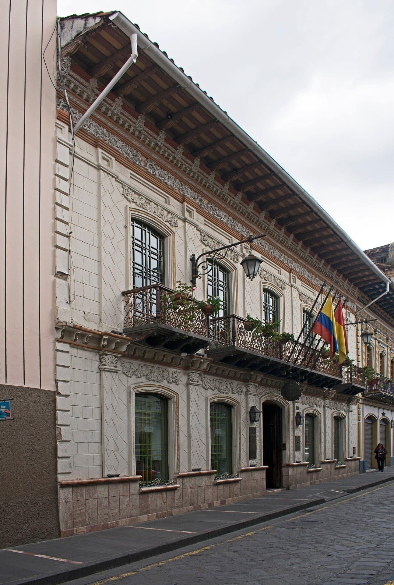 Calle Simón Bolívar: French Fronts, Colonial Houses