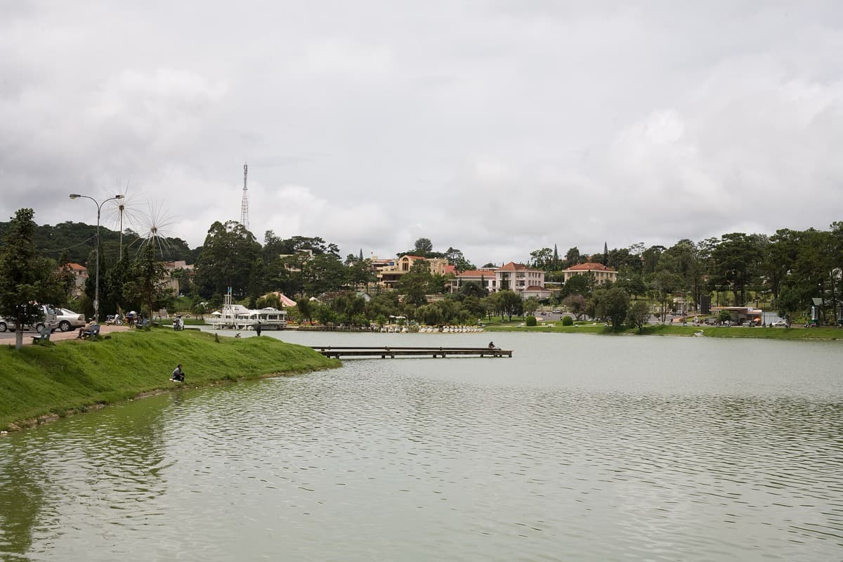 Xuan Huong Lake: the crescent at the heart