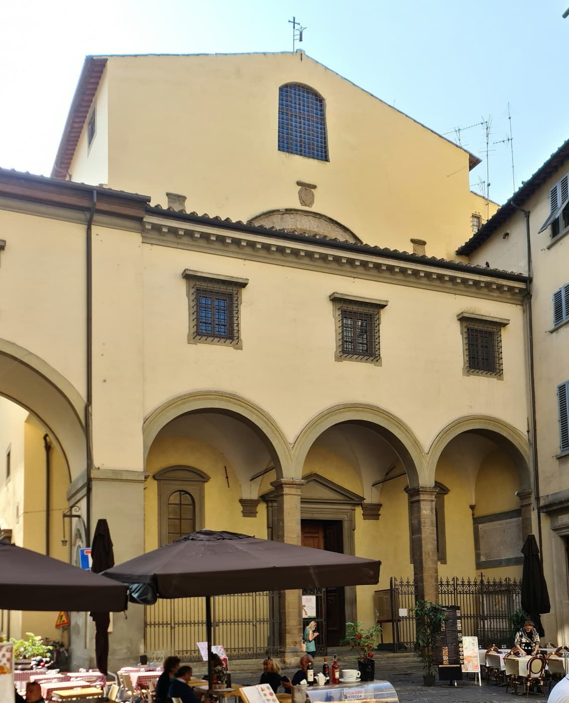 Santa Felicita and the Vasari Corridor: power passing overhead