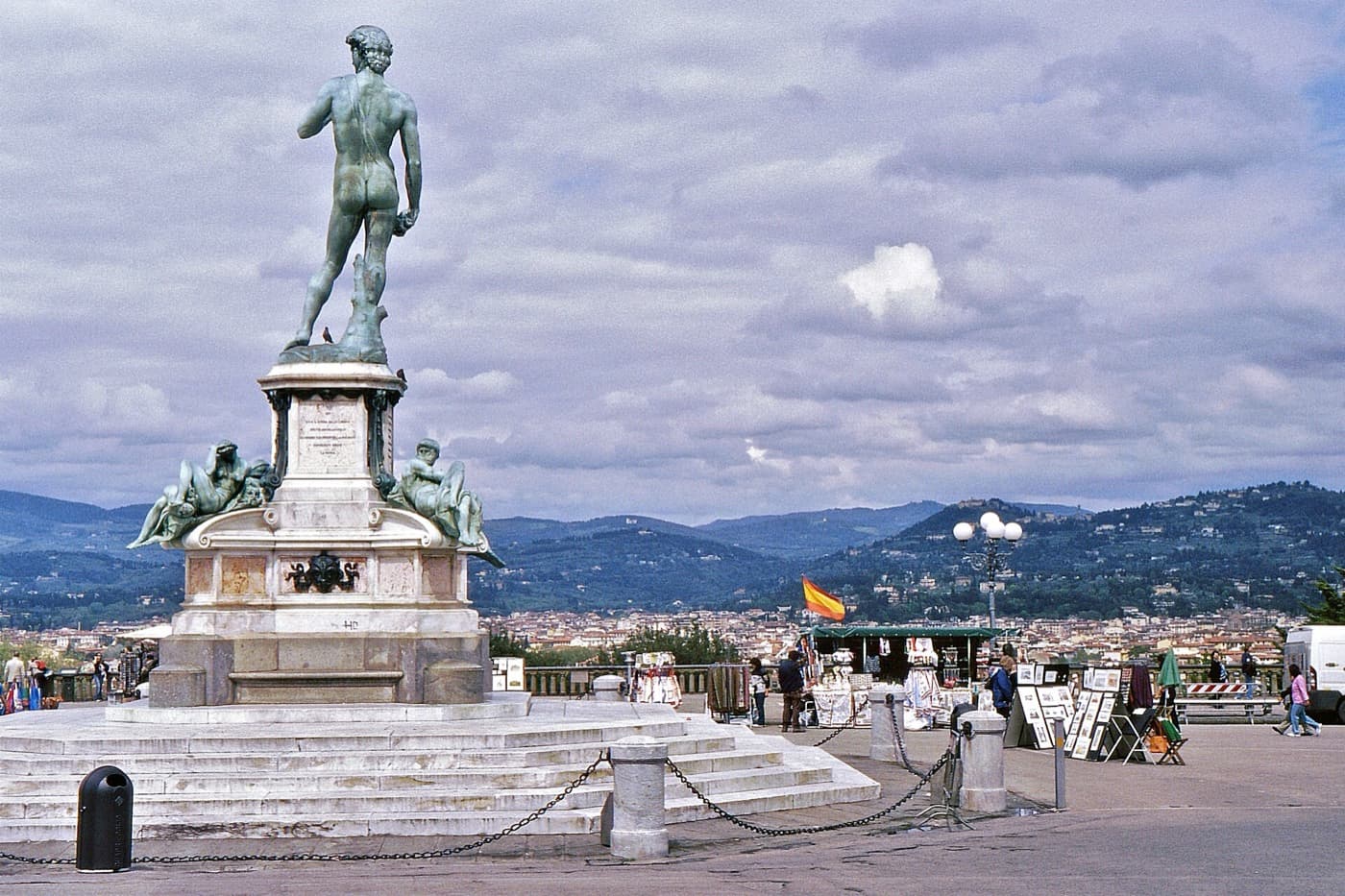 Piazzale Michelangelo: the postcard reassembles
