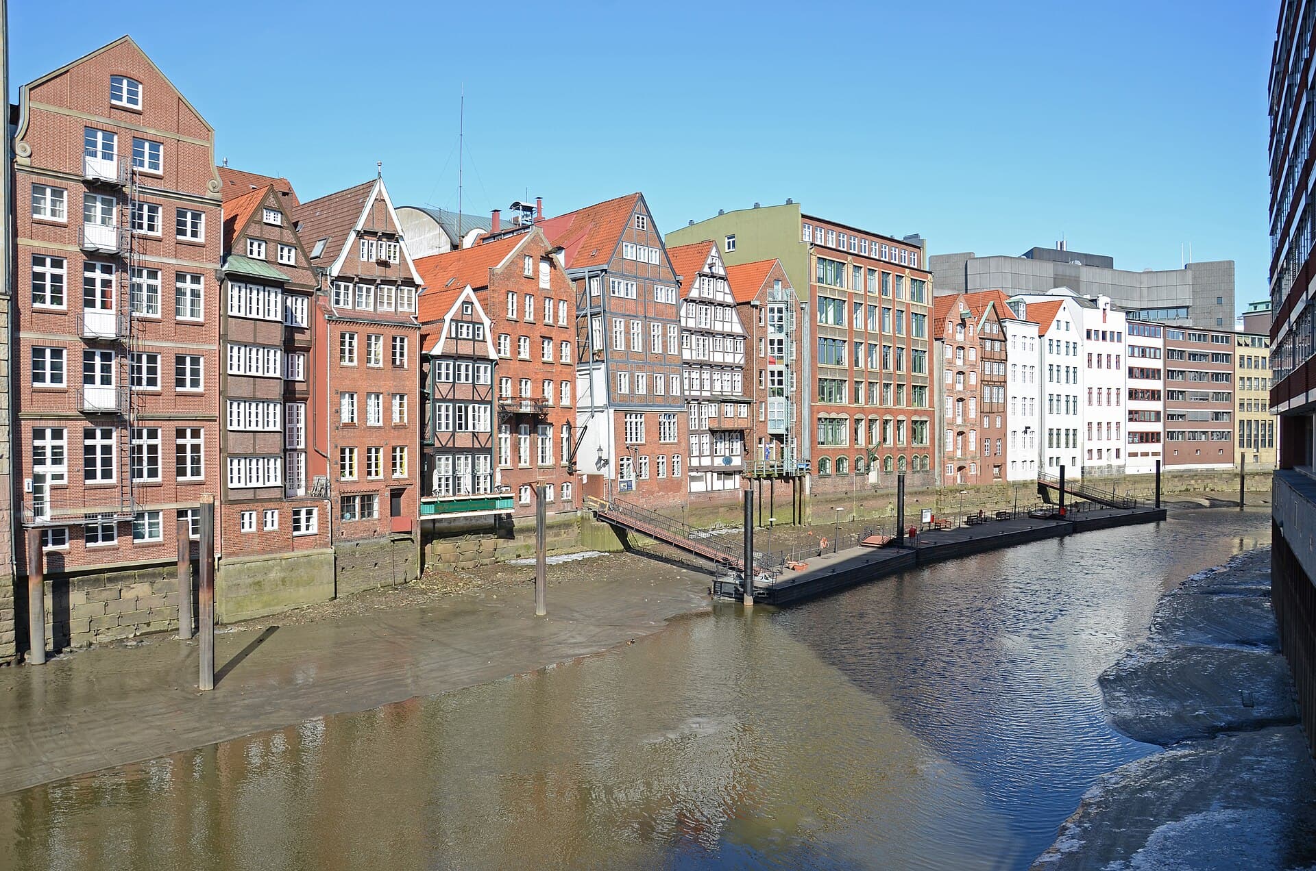 Deichstrasse and the Nikolaifleet: The Last Merchant Street