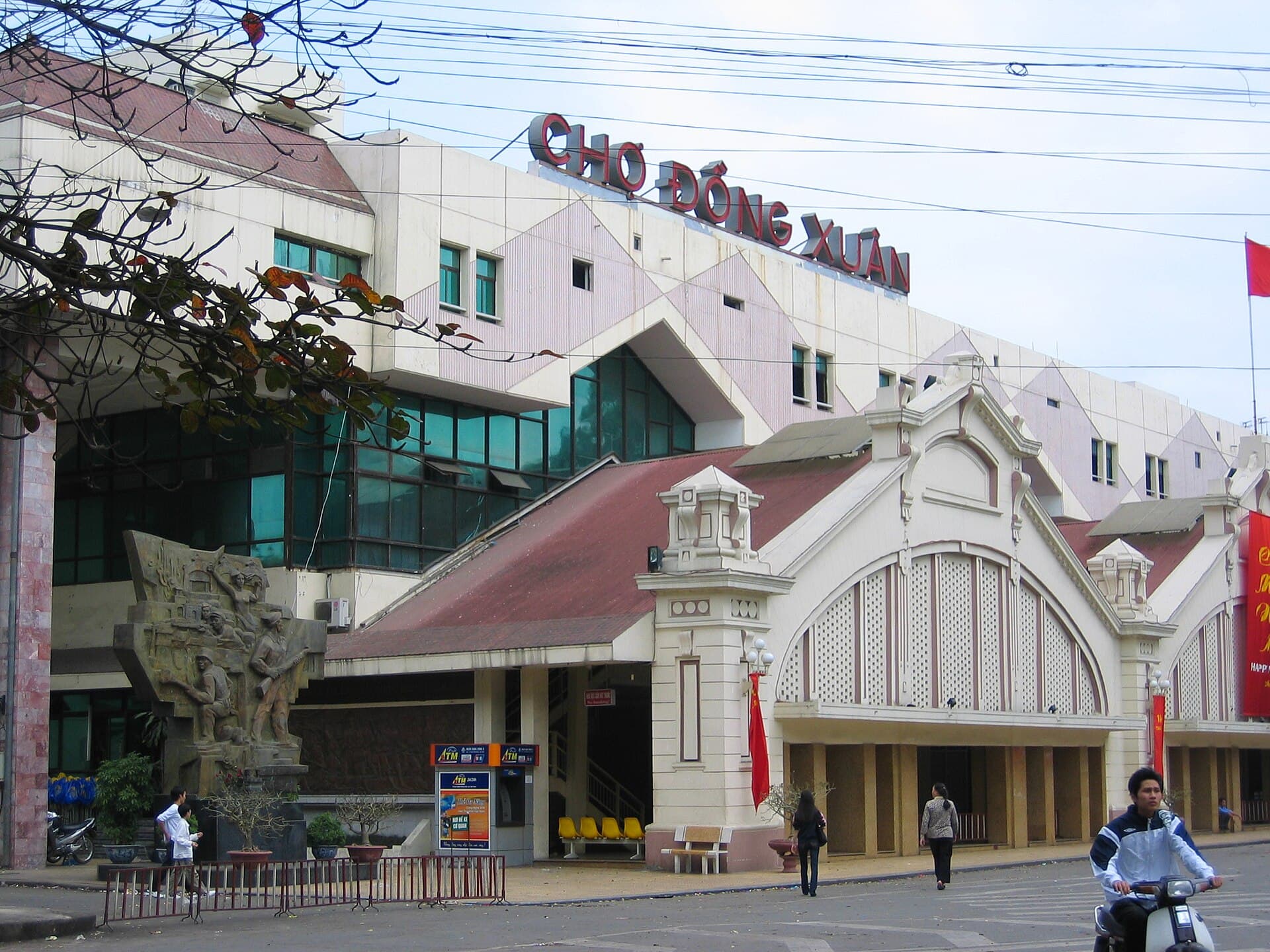 Dong Xuan Market: Count the Arches