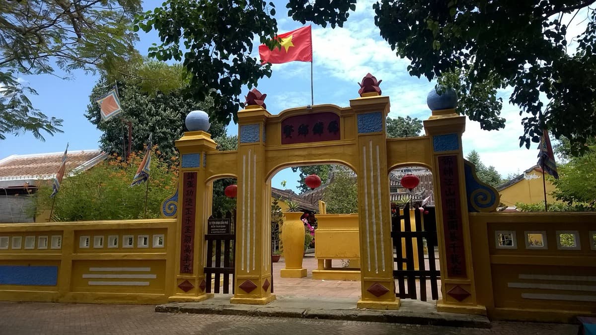 Cam Pho Communal House: The Village Beneath the Trade