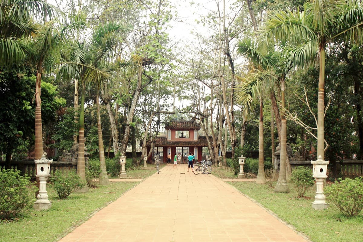 Dieu De National Pagoda: The Court in the Neighborhood