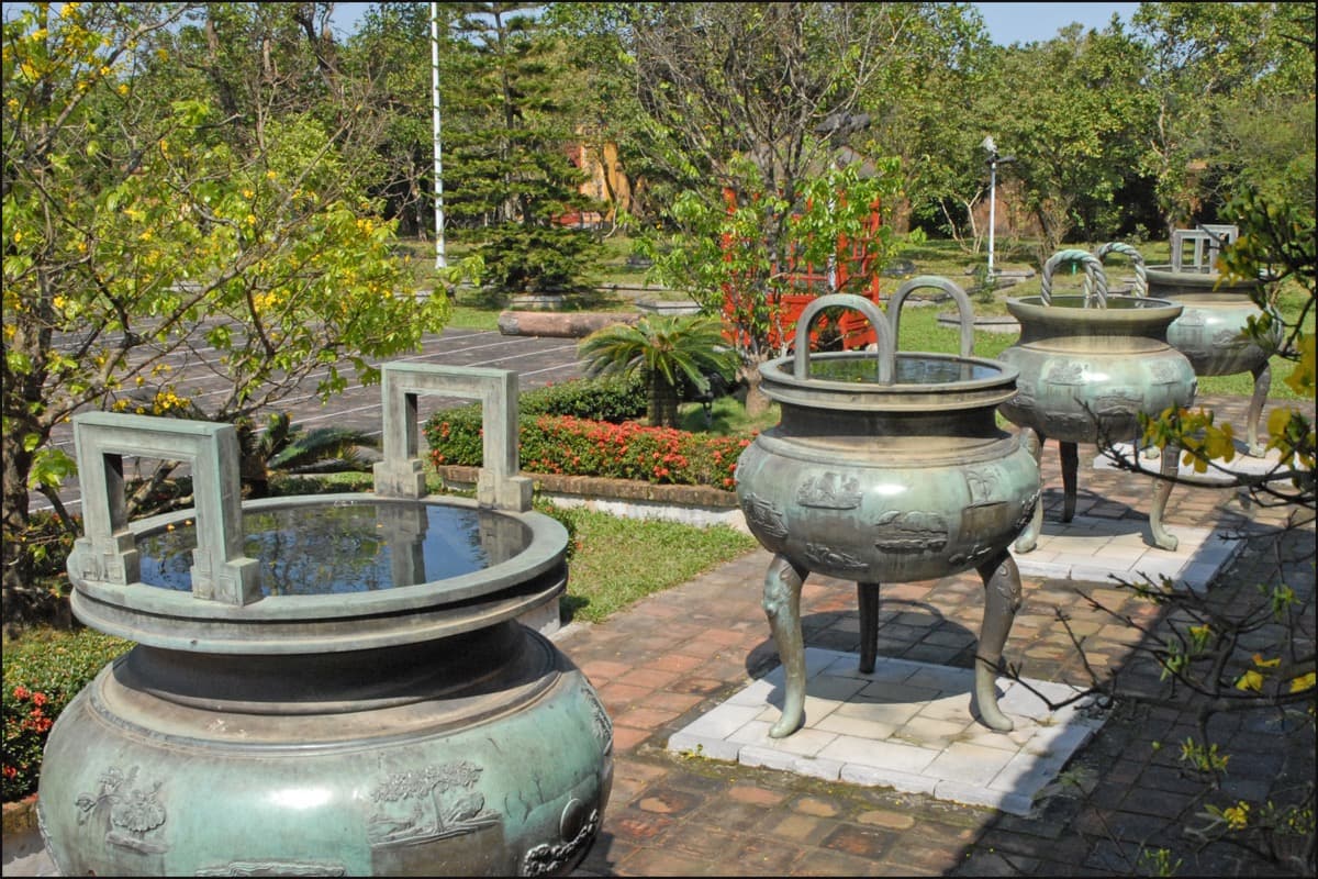 The Nine Dynastic Urns: A Nation Cast in Bronze