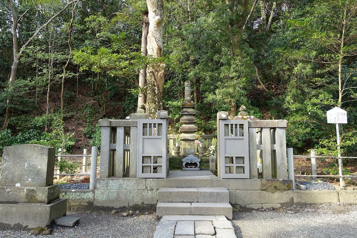 Minamoto no Yoritomo's Grave