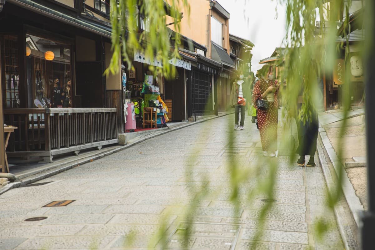 Hanamikoji: The Street Behind the Lattice