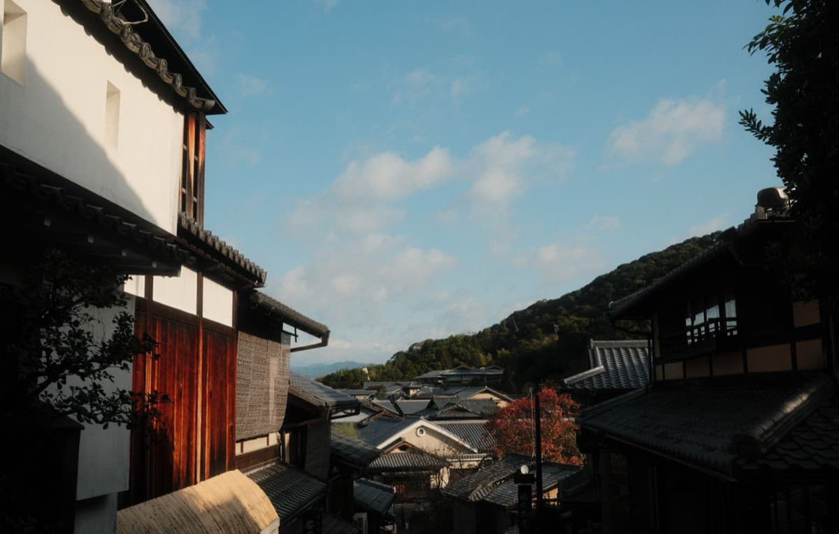 Sannenzaka and Ninenzaka: The Legally Old Lanes