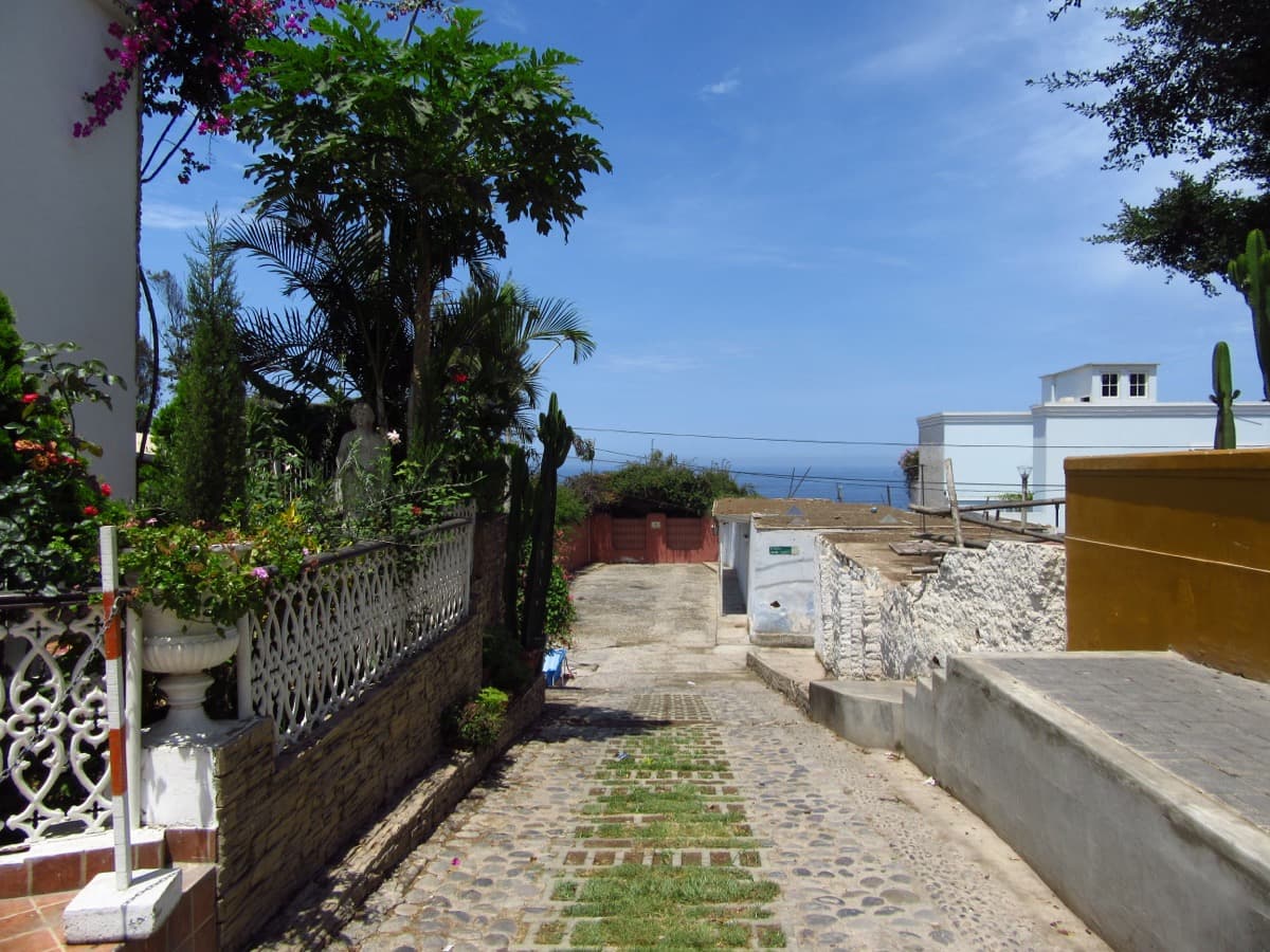 Bajada de Baños (Street Art Corridor)