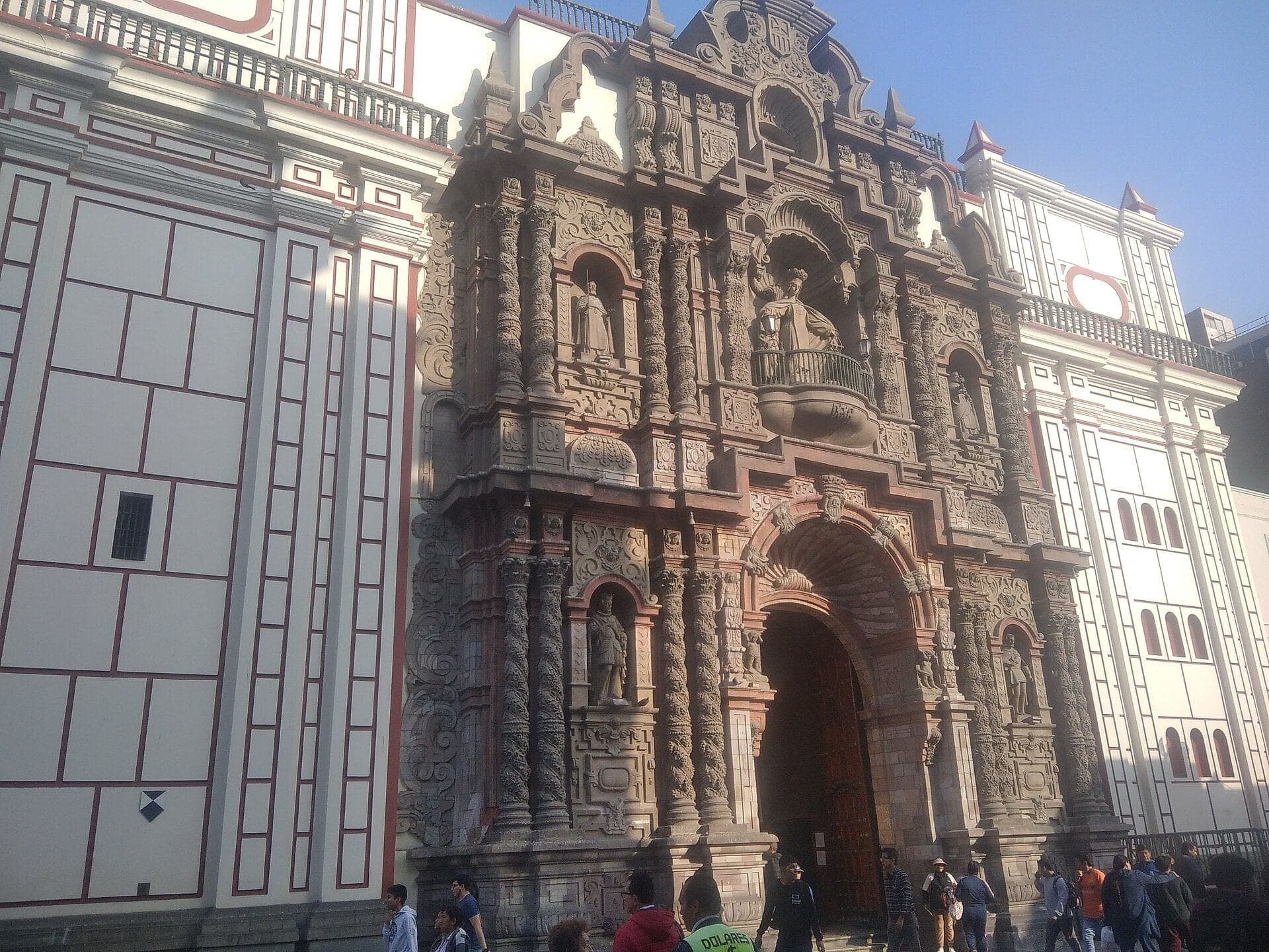 La Merced: A Front That Leans Back