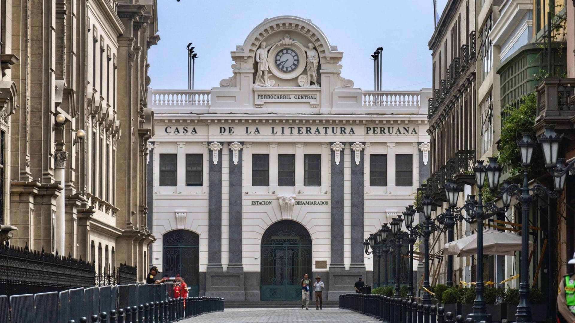 Casa de la Literatura: The Station by the River