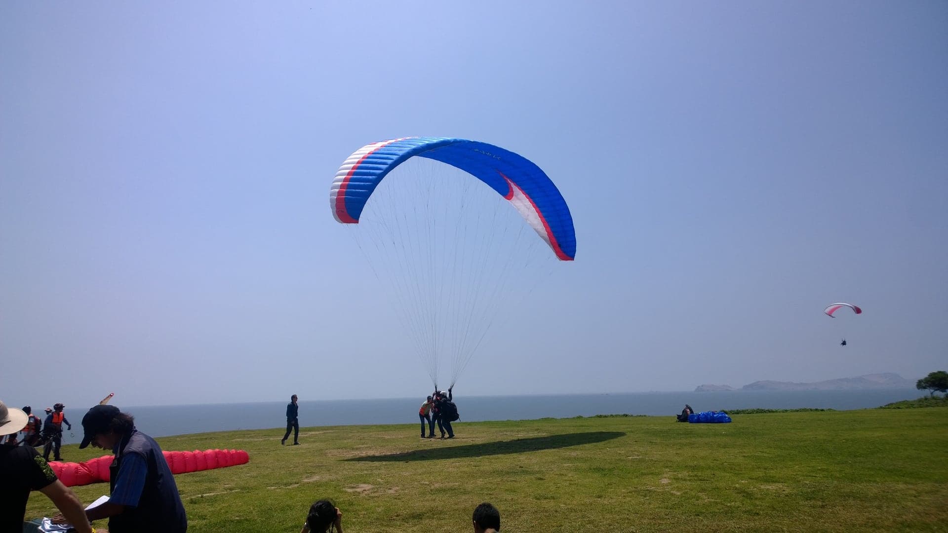 Parque Raimondi: Riding the Cliff's Wind