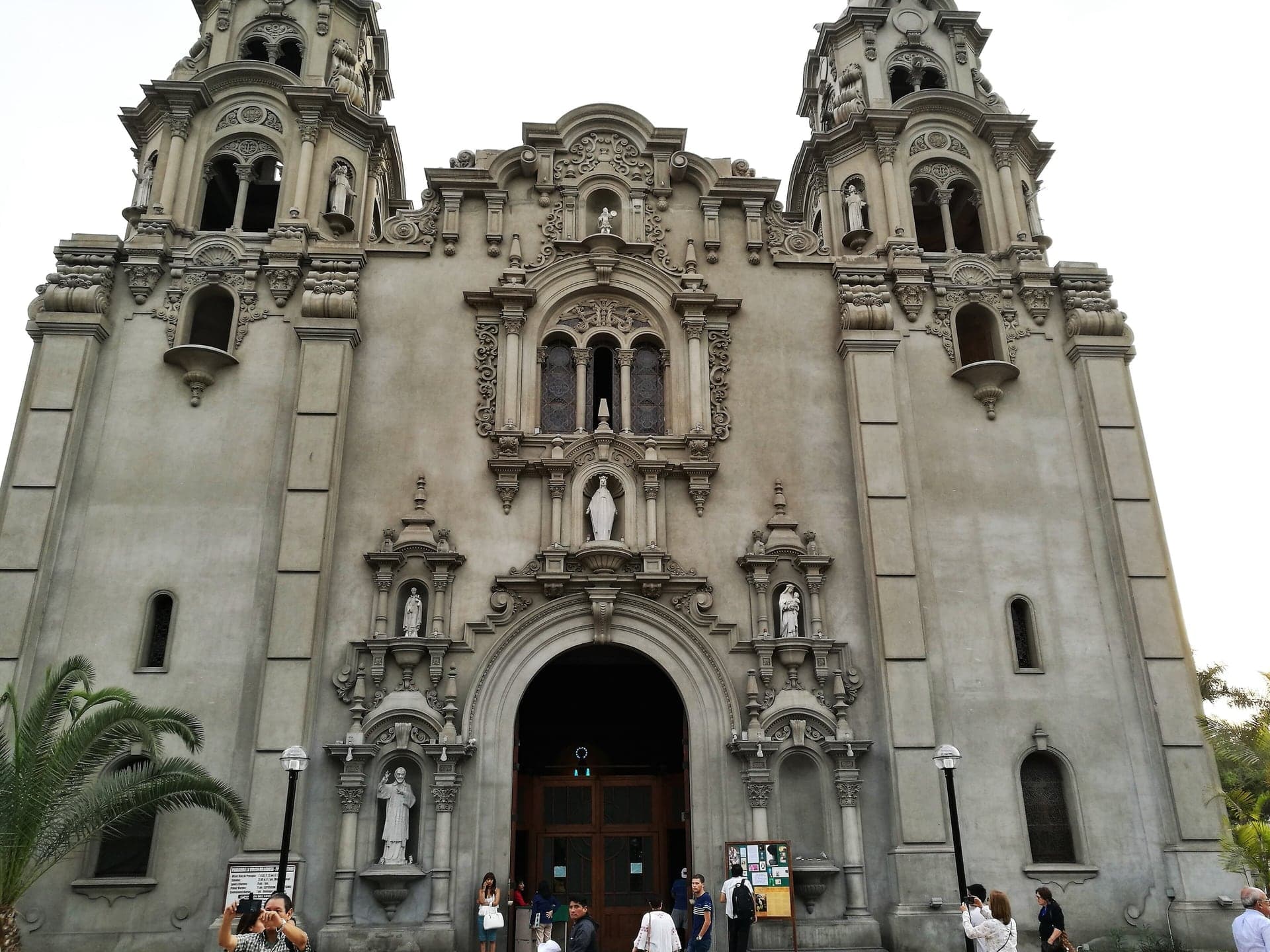 Virgen Milagrosa: The Architect from the Main Square