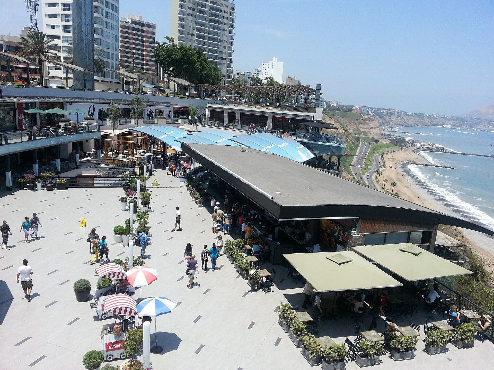 Parque Salazar and Larcomar: Where the Avenue Ends