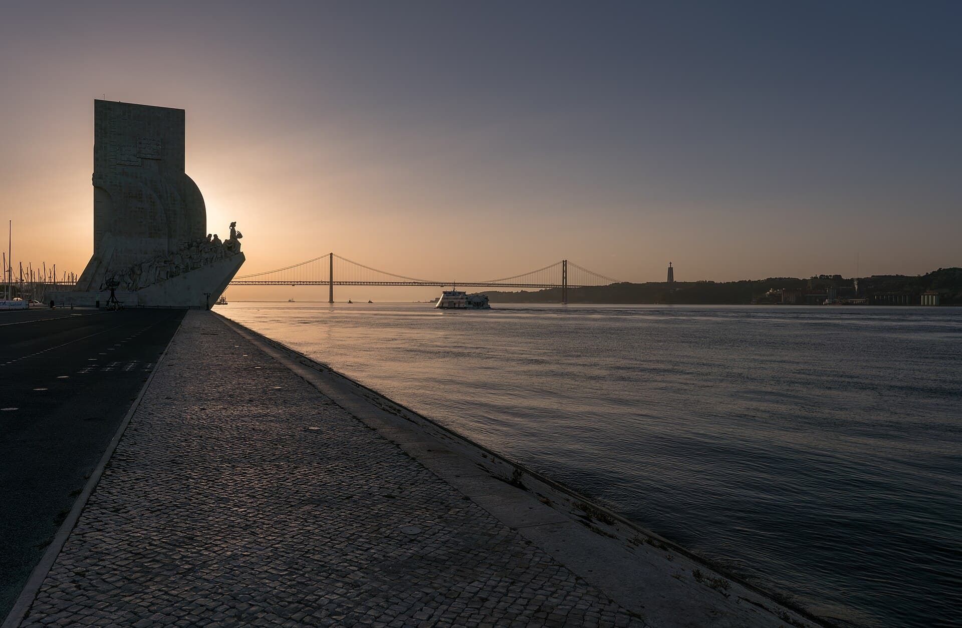 Padrao dos Descobrimentos: A Twentieth-Century Caravel