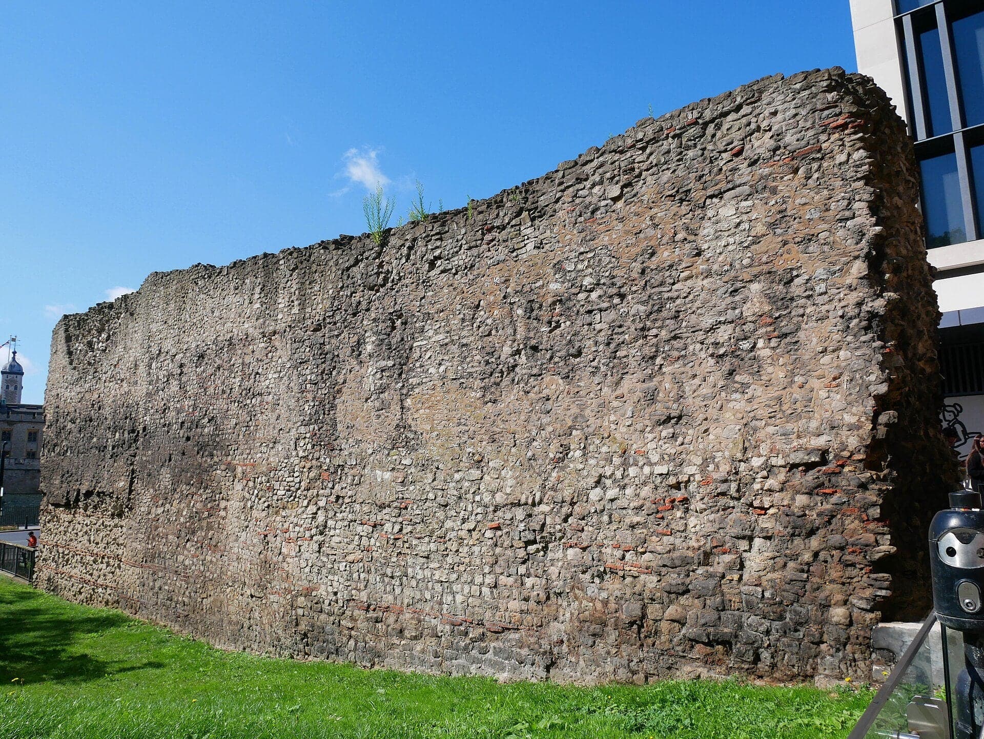 Tower Hill: The Roman Wall at the City's Edge