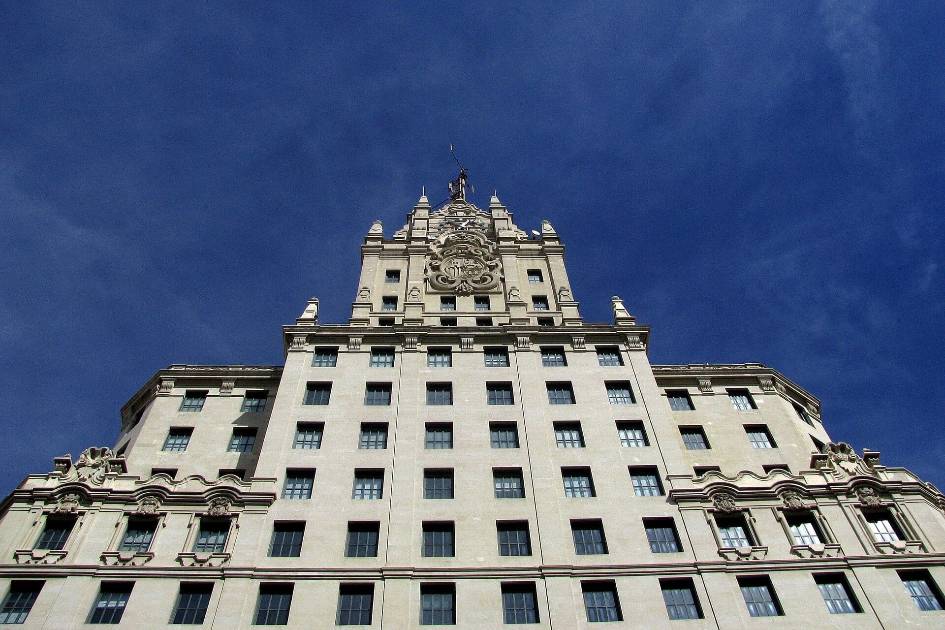 Telefónica Building: Chicago Tower, Baroque Dress