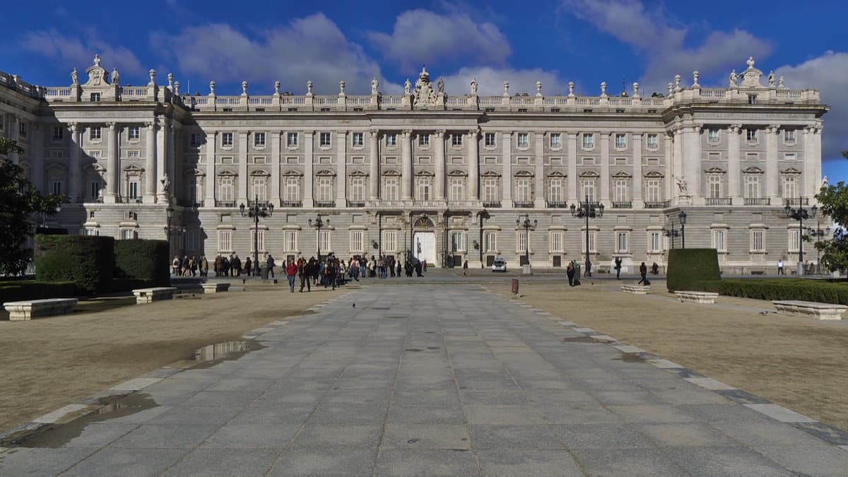 Plaza de Oriente and Palacio Real: The Dynastic Break in Stone