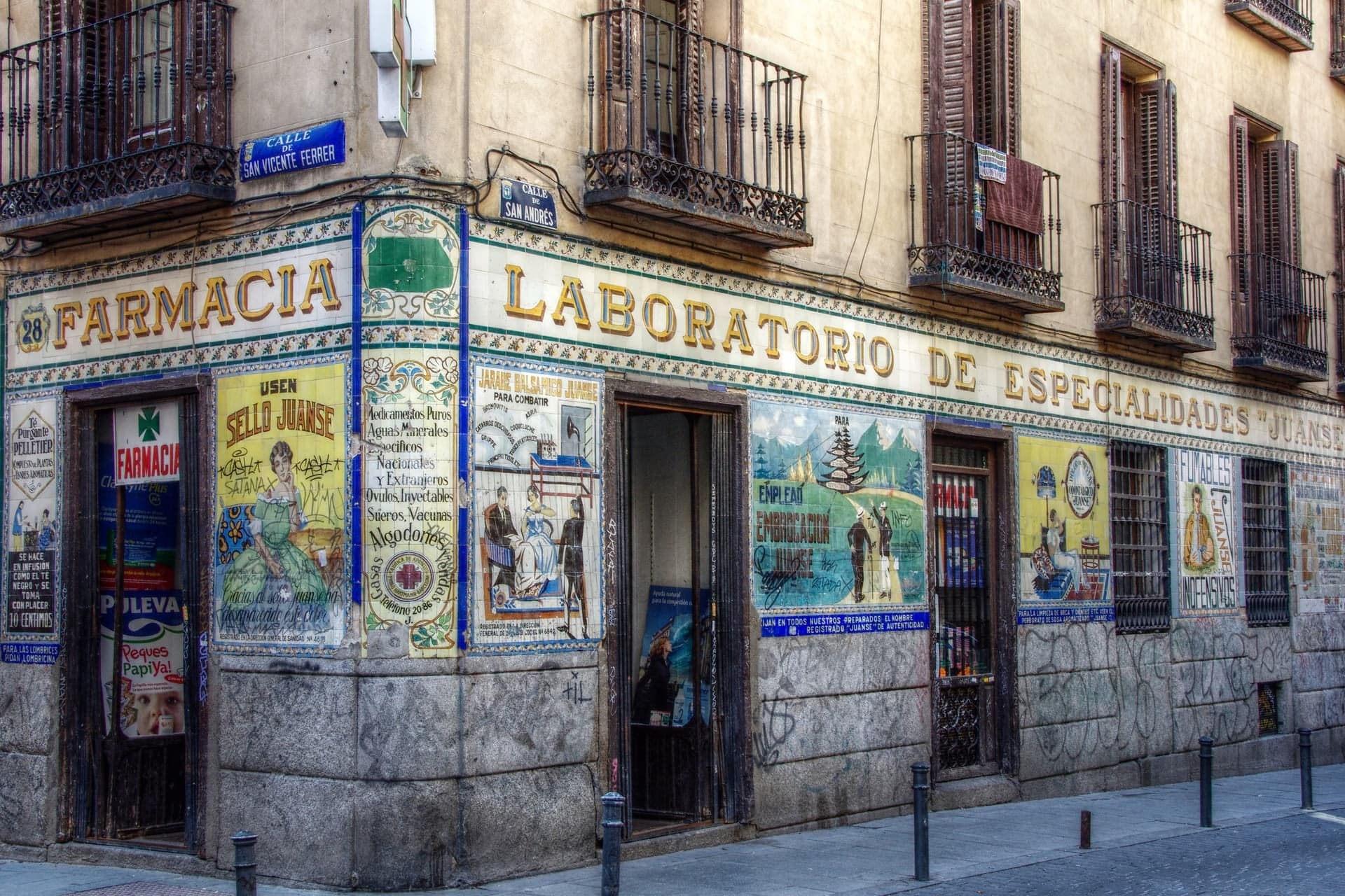 Farmacia Juanse: Adverts in Tile