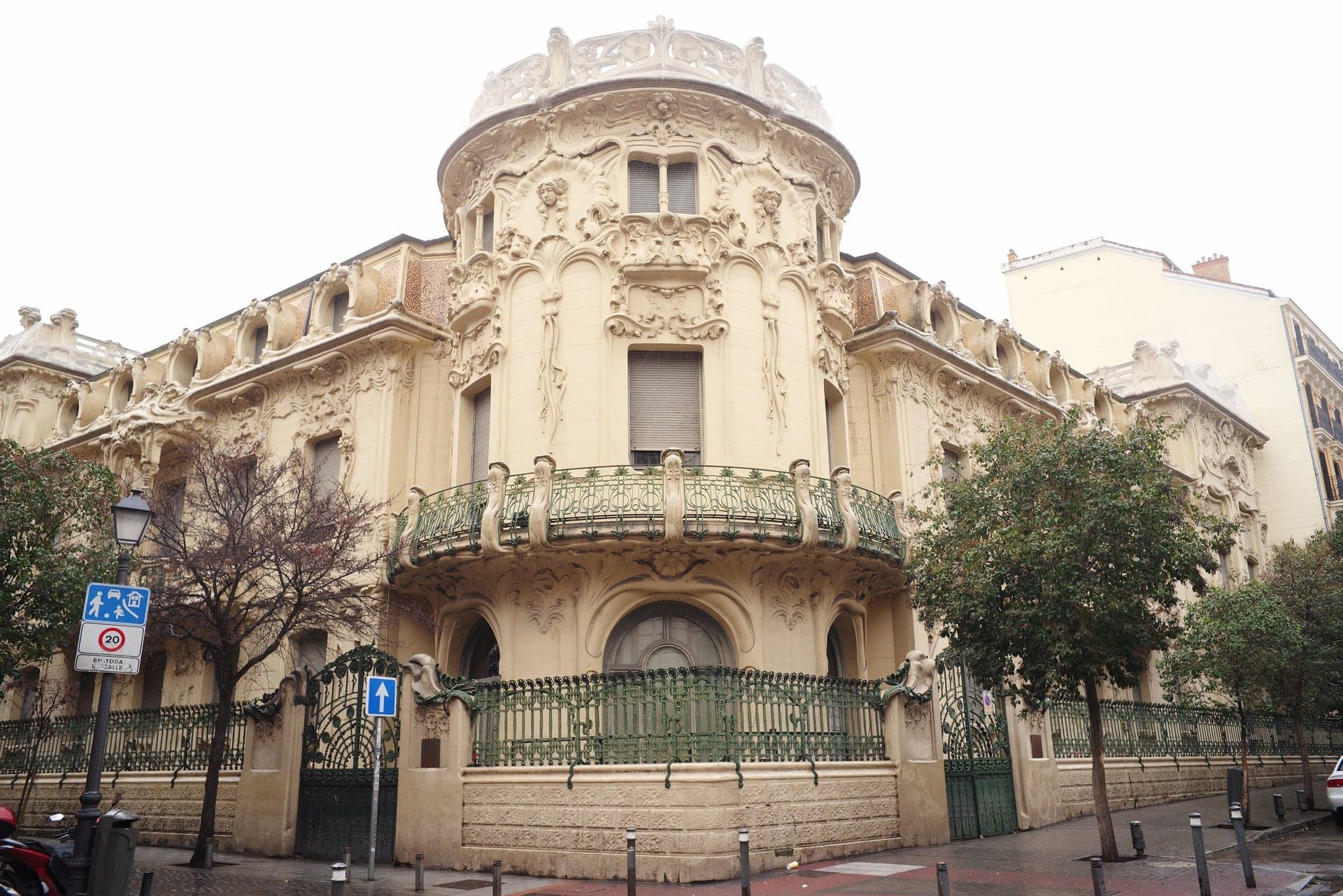 Palacio Longoria: A House That Grows