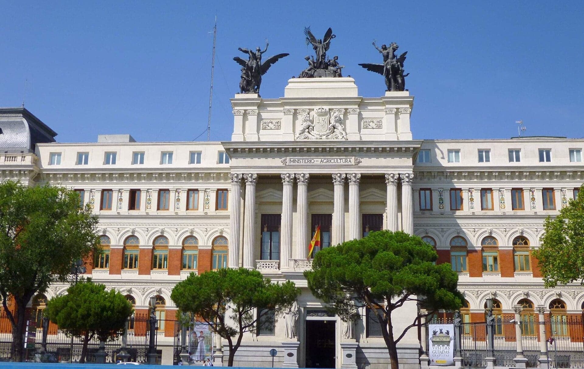 Palacio de Fomento and Cuesta de Moyano